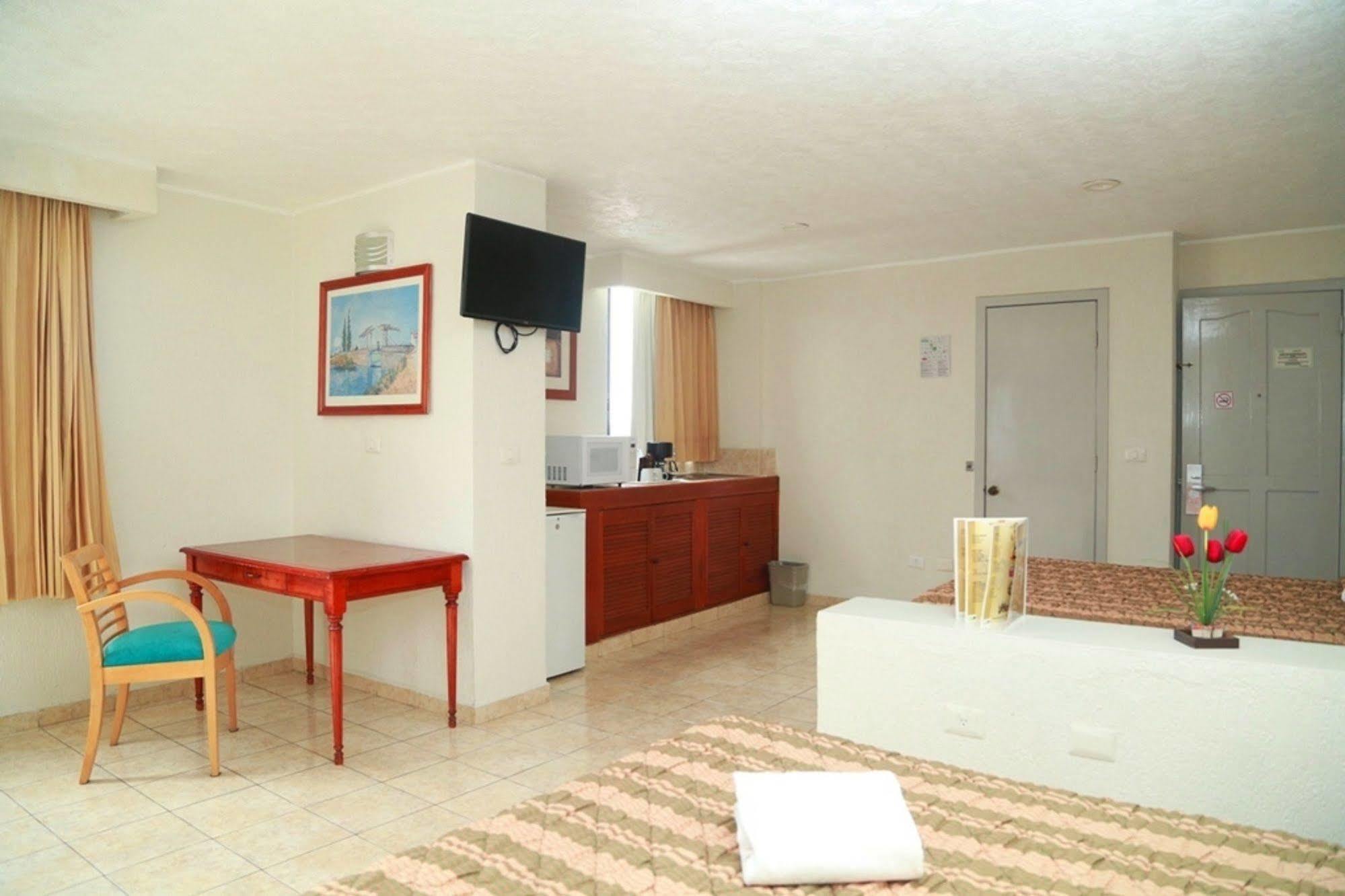 Hotel & Suites Real Del Lago Виляермоса Екстериор снимка